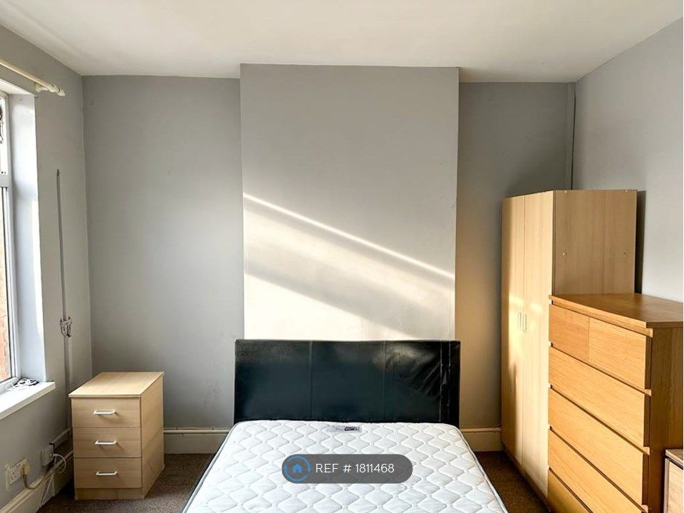 Room to rent in Humberstone Drive, Leicester LE5, £425 pcm Zoopla