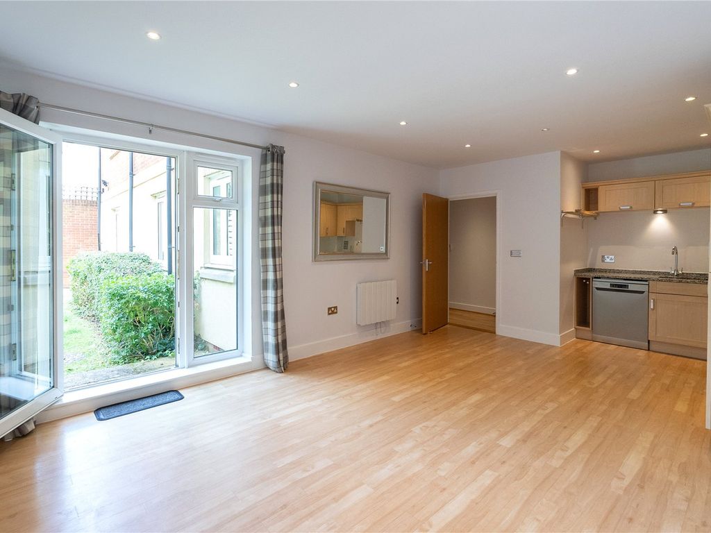 2 bed flat for sale in Compton Road, Wimbledon, London SW19, £500,000