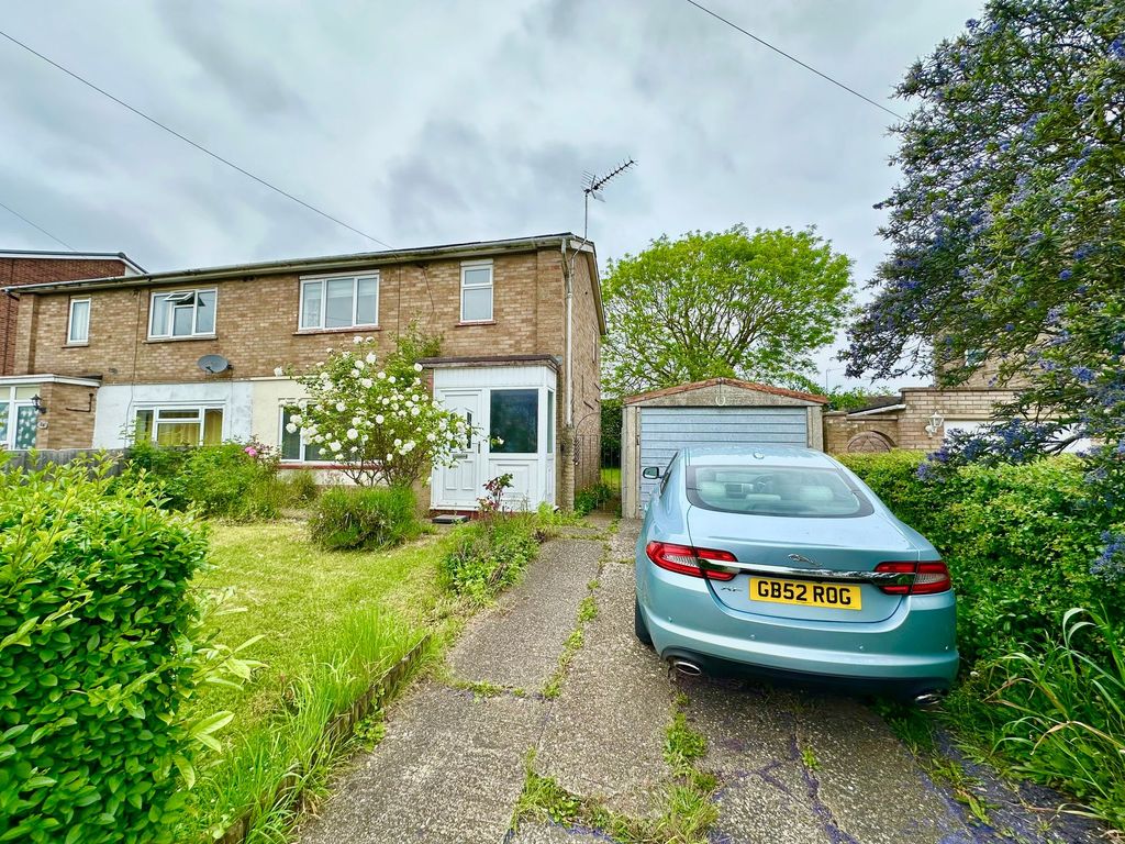 3 bed semidetached house for sale in Burns Road, Wellingborough NN8, £