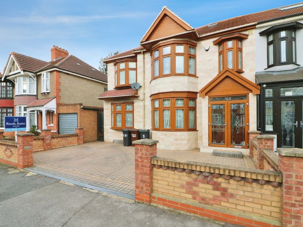 4 bed end terrace house for sale in Dawlish Drive, Ilford IG3, £750,000