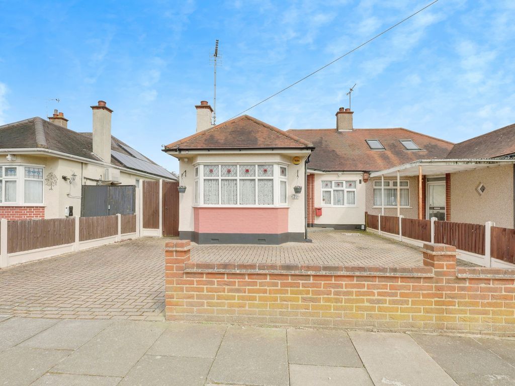 3 bed semidetached bungalow for sale in Walsingham Road, SouthendOn