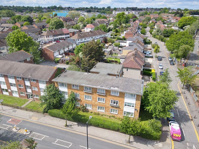 2 bed flat for sale in New North Road, Ilford IG6, £300,000 Zoopla