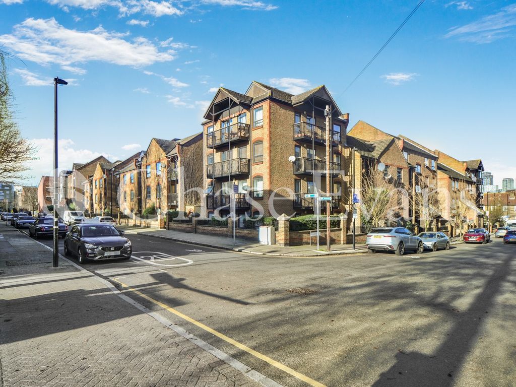 2 bed flat for sale in Horseshoe Close, Isle Of Dogs E14, £425,000 Zoopla