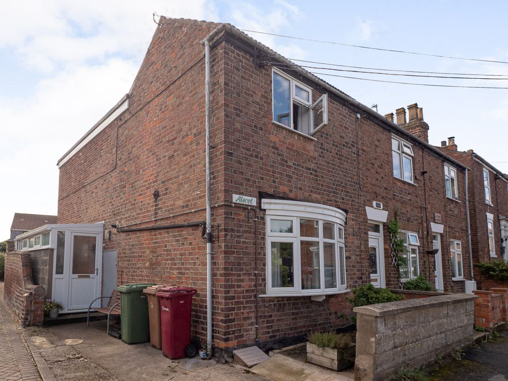 2 bed end terrace house for sale in The Square, BarrowUponHumber DN19