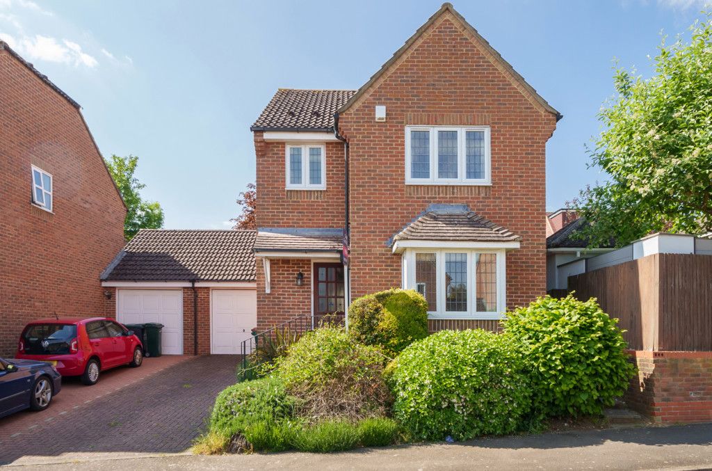 3 bed linkdetached house for sale in Thellusson Way, Rickmansworth