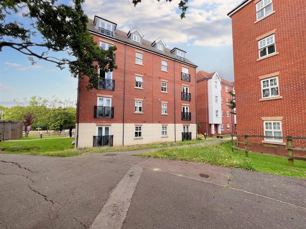 2 bed flat to rent in Bessemer Close, Basildon SS16, £1,250 pcm Zoopla