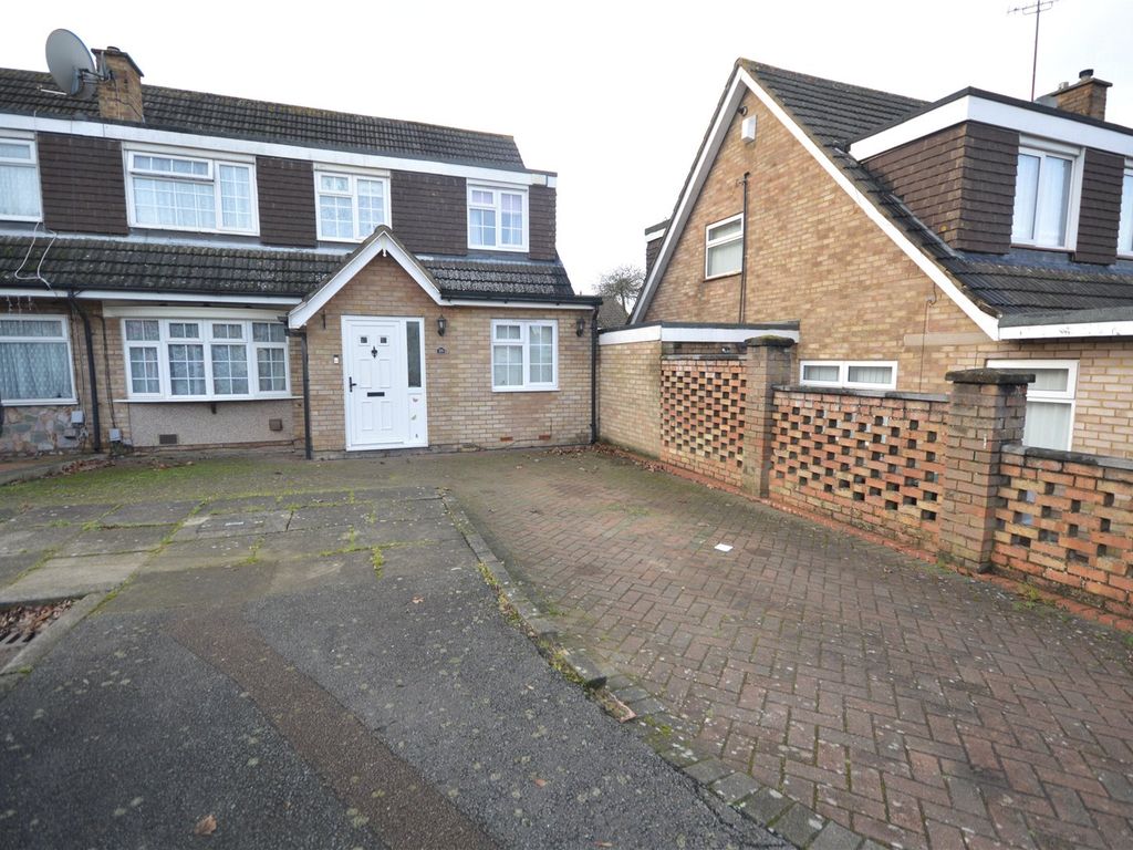 4 bed semidetached house for sale in Holgate Drive, Luton