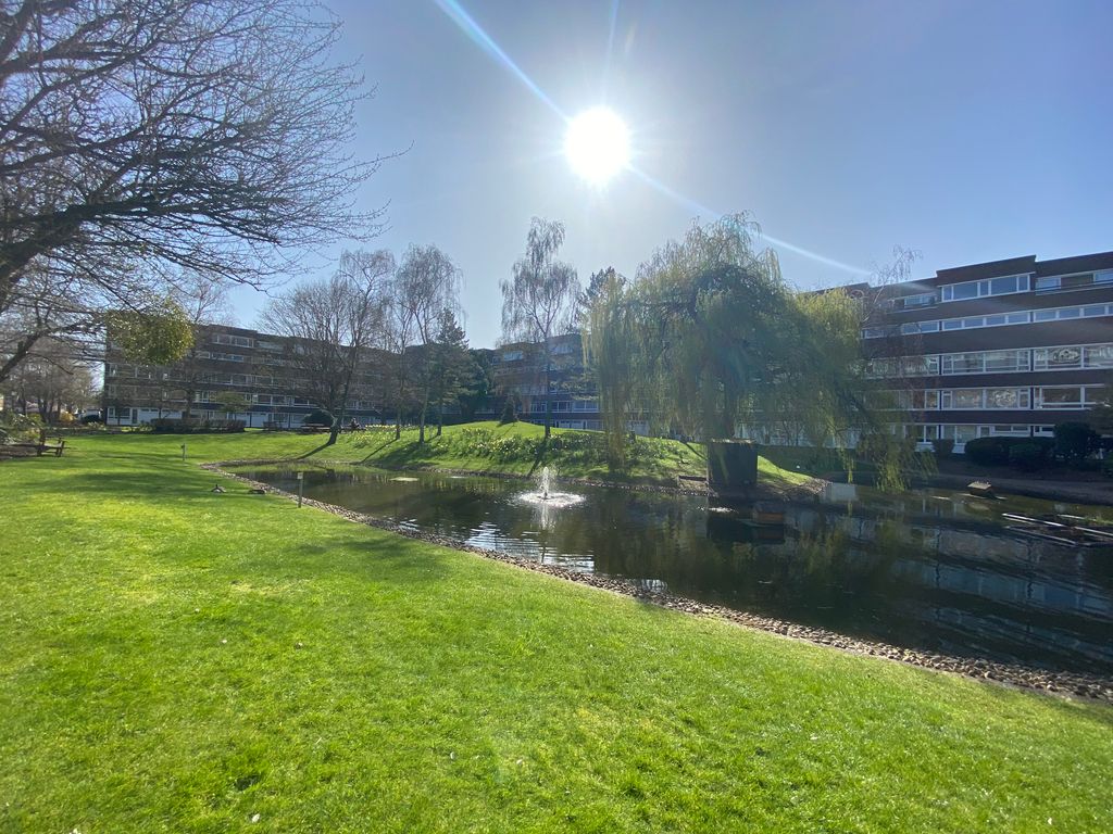 2 bed flat to rent in Fair Acres, Bromley BR2, £1,695 pcm Zoopla