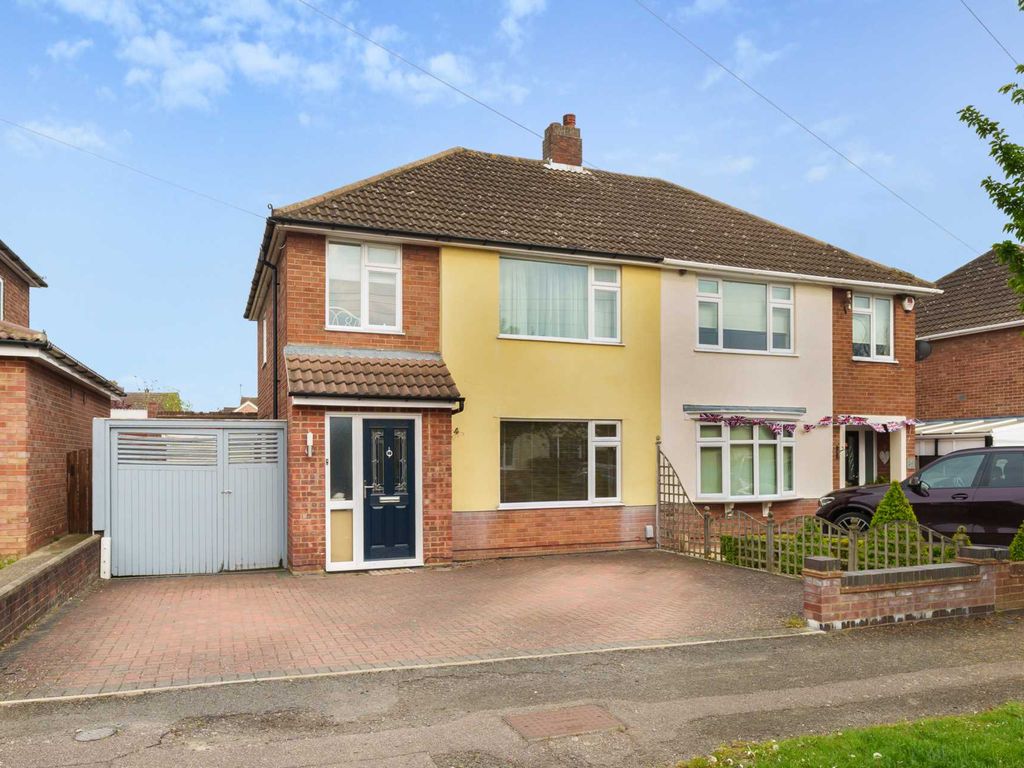 3 bed semidetached house for sale in Poplar Avenue, Bedford MK41 Zoopla