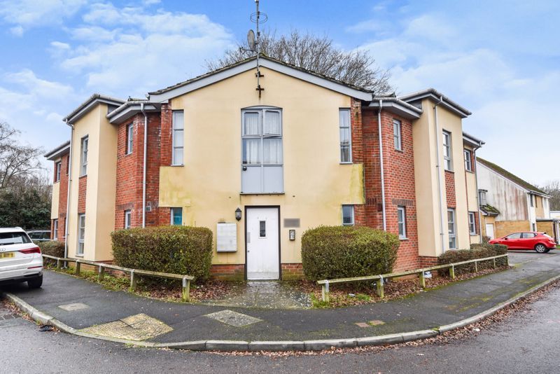 2 bed flat for sale in Hemlock Road, Cowplain, Waterlooville PO8 Zoopla