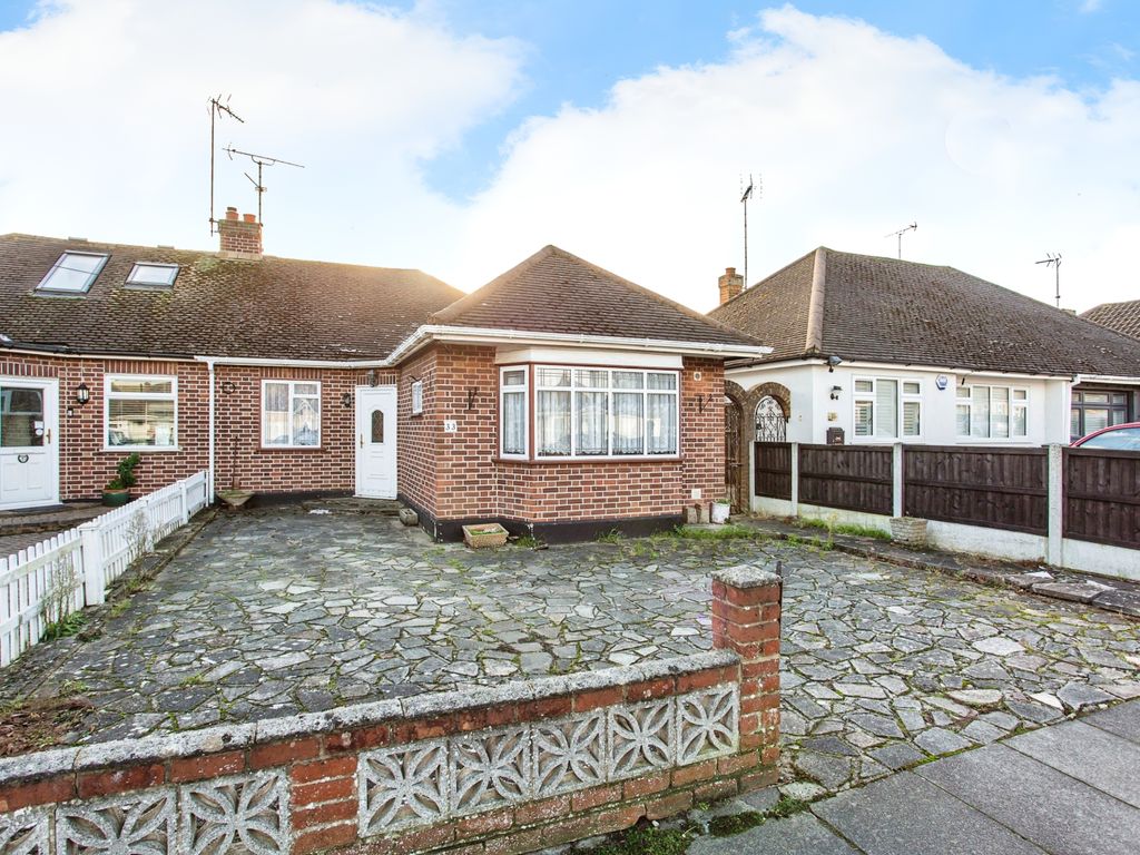 3 bed bungalow for sale in The Ryde, LeighOnSea, Essex SS9, £425,000