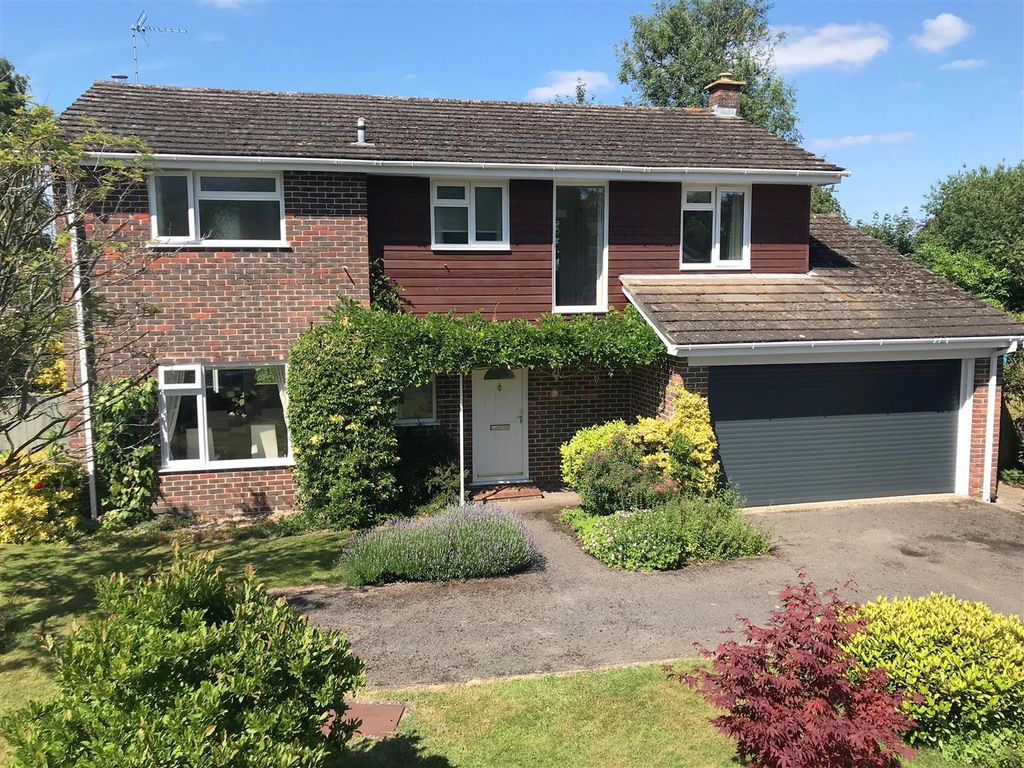 4 bed property for sale in Arkwright Close, The Mount, Highclere