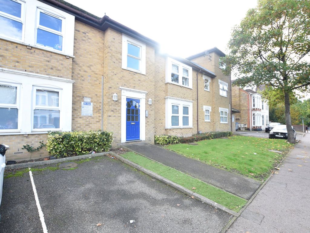 1 bed flat to rent in Tudor Mews, Eastern Road, Romford RM1, £1,350 pcm