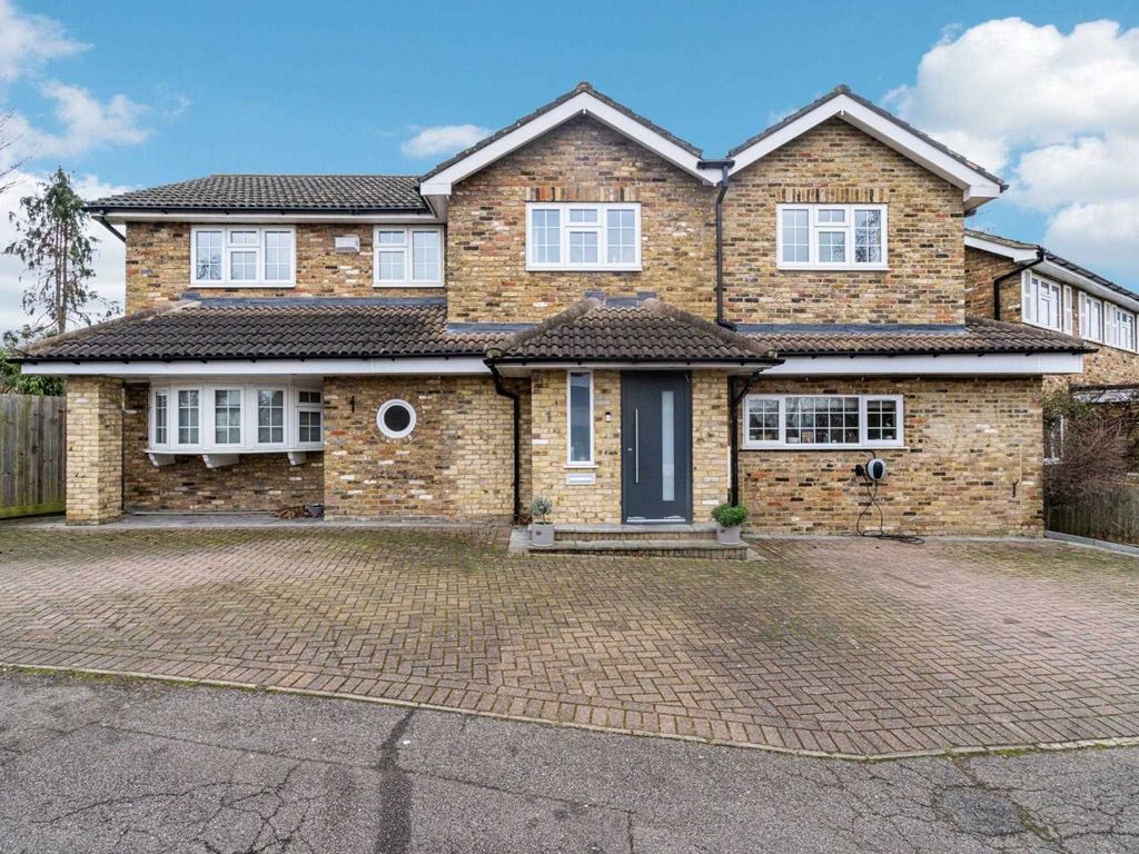 5 bed detached house for sale in The Birches, Bushey WD23, £1,125,000