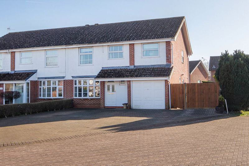 5 bed semidetached house for sale in Magpie Drive, Totton, Southampton