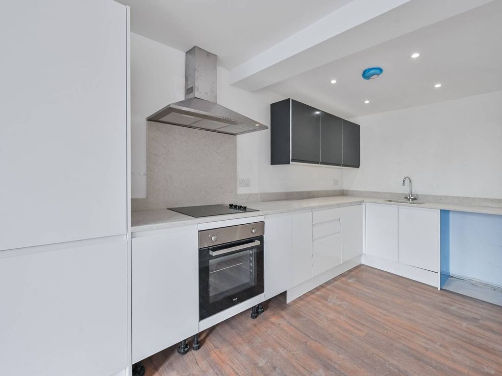 2 bed flat to rent in Brownhill Road, Catford, London SE6, £1,800 pcm