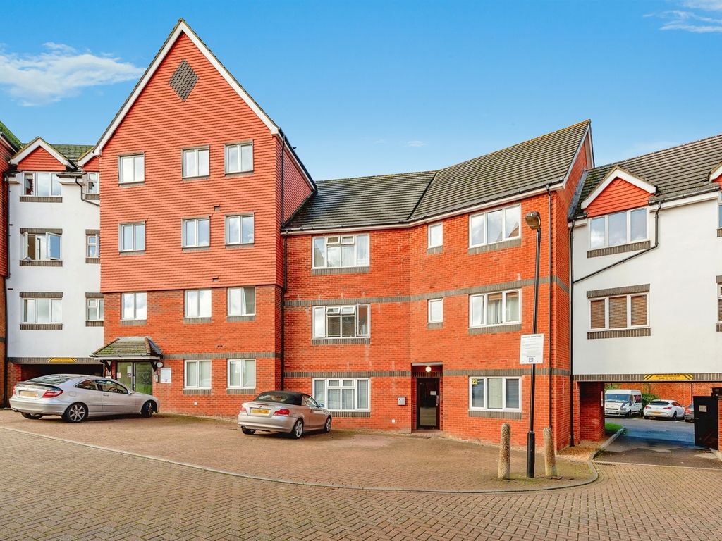 2 bed flat for sale in Tower Close, East Grinstead RH19, £225,000 Zoopla
