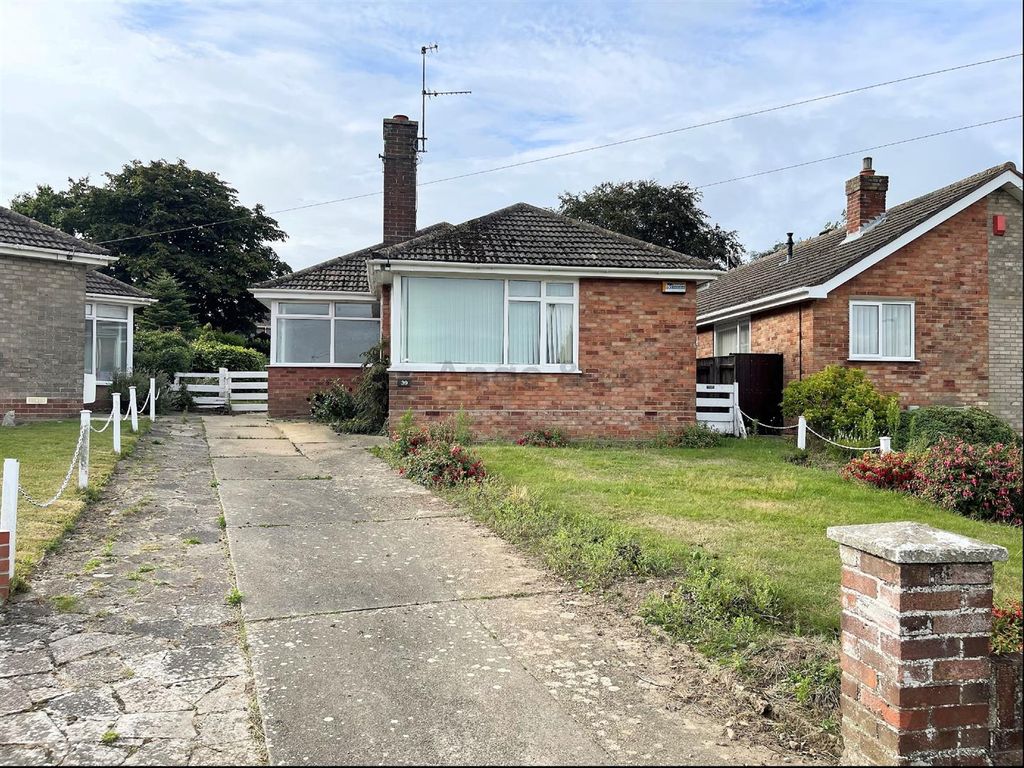 2 bed detached bungalow for sale in Hadleigh Drive, Oulton, Lowestoft