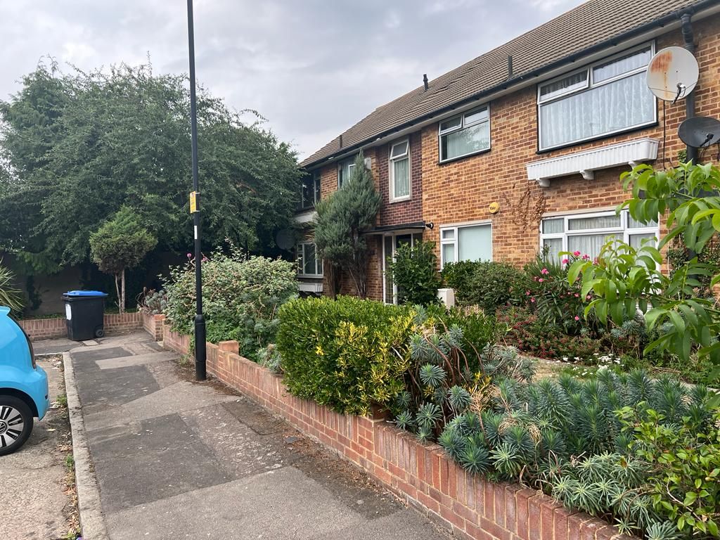 2 bed flat to rent in Ferns Close, Enfield EN3, £1,550 pcm Zoopla