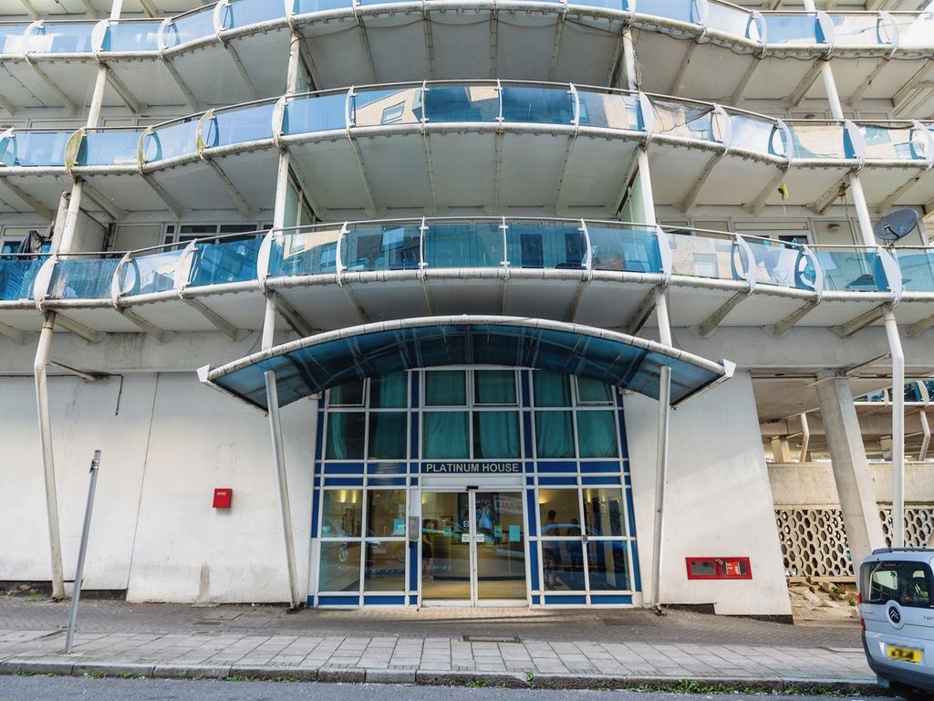 2 bed flat for sale in Lyon Road, HarrowOnTheHill, Harrow HA1, £