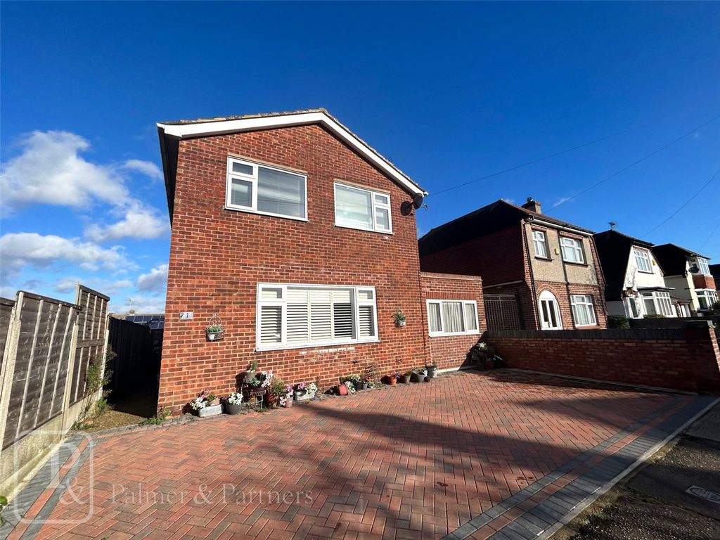 3 bed detached house for sale in Thornbury Road, ClactonOnSea, Essex