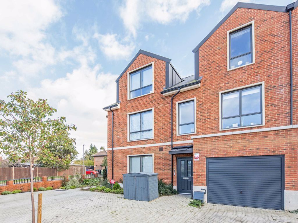 3 bed terraced house to rent in Harlow Gardens, Kingston Upon Thames