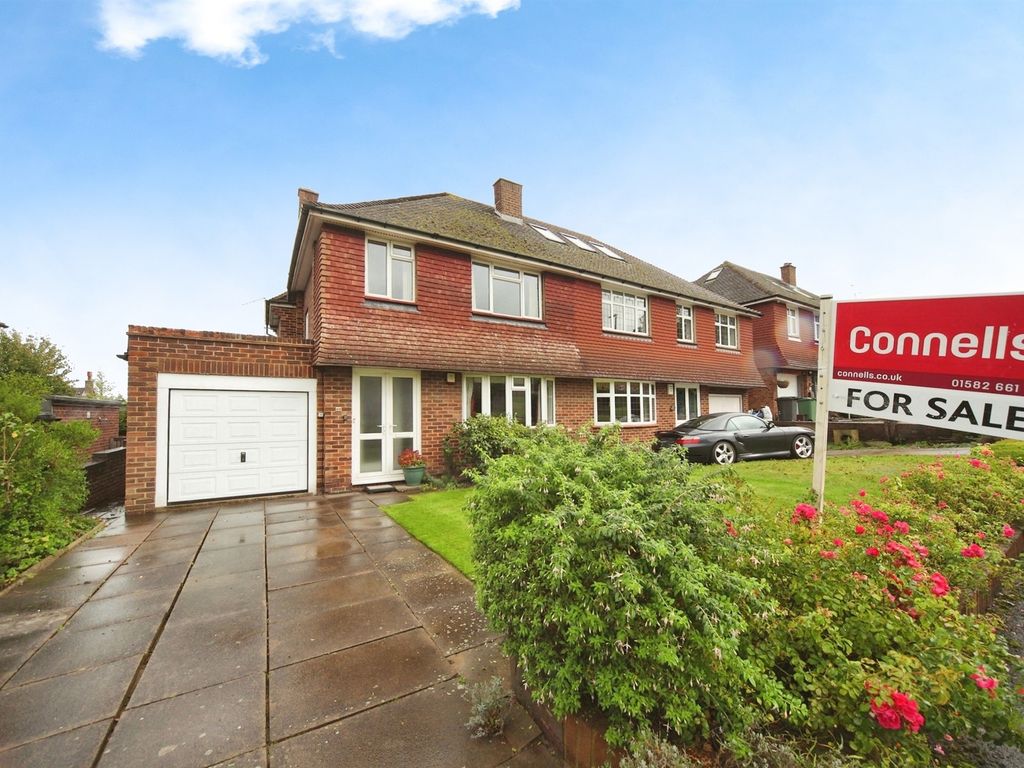 3 bed semidetached house for sale in Pipers Croft, Dunstable LU6, £