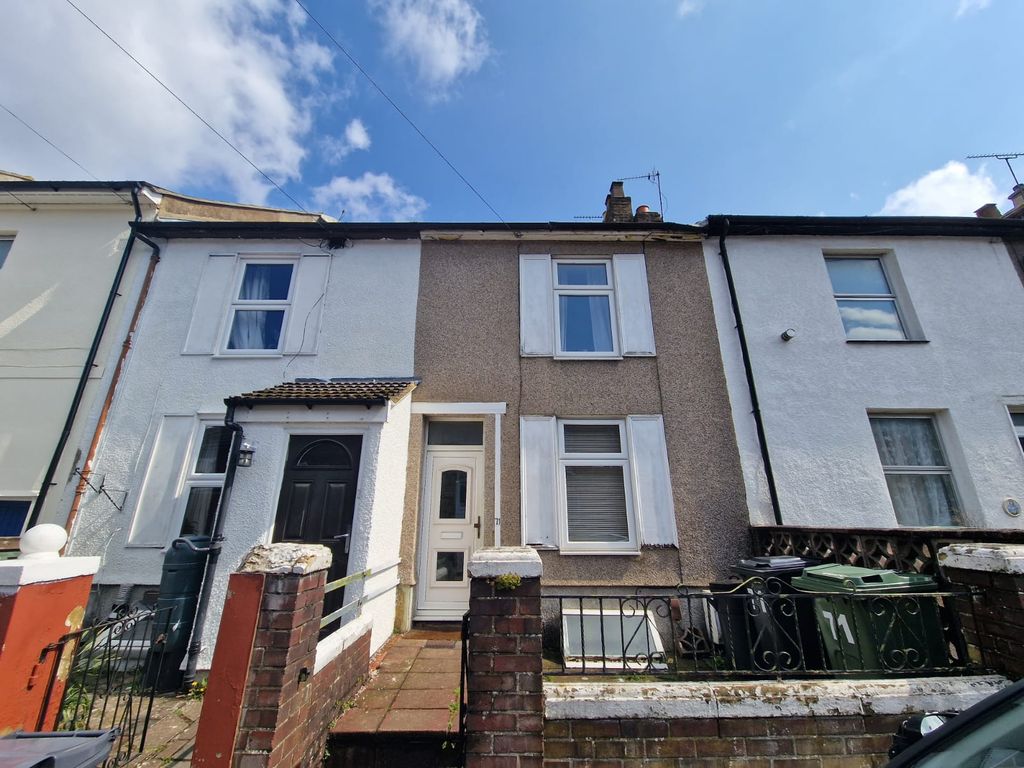 2 bed terraced house to rent in Kingsley Road, Maidstone, Kent ME15