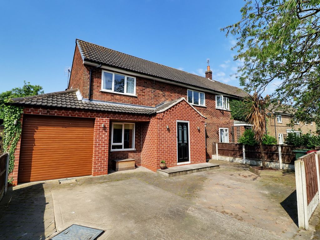 4 bed semidetached house for sale in Crowland Road, Crowle, Scunthorpe