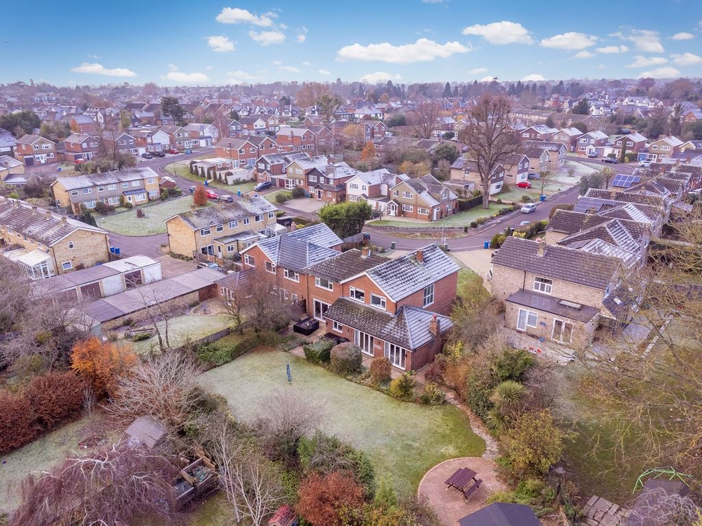 5 bed detached house for sale in Derwent Drive, Maidenhead SL6, £