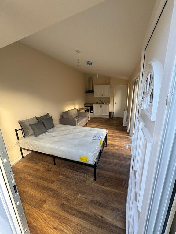 Studio to rent in Stanley Road, Ilford IG1, £1,150 pcm Zoopla
