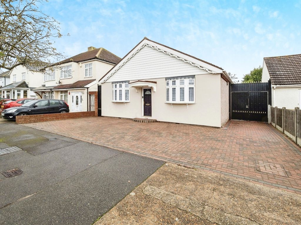 4 bed detached bungalow for sale in Hubert Road, Rainham RM13, £575,000