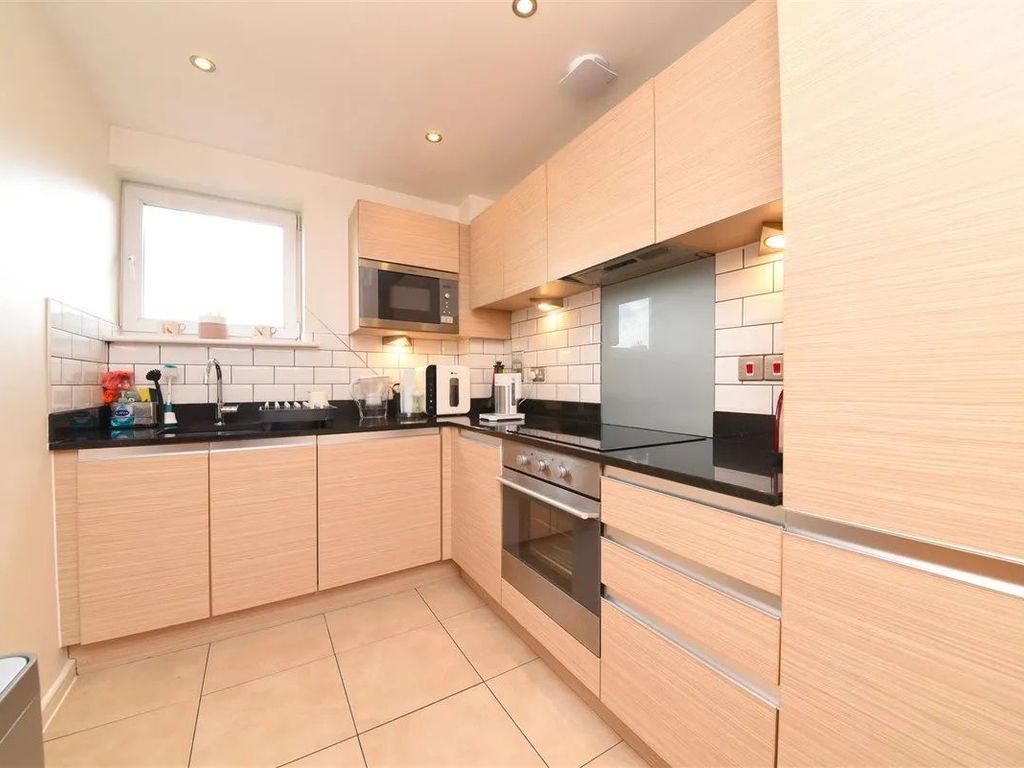 2 bed flat to rent in Dinsmore Road, London SW12, £2,600 pcm Zoopla