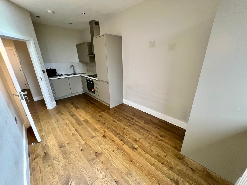 1 bed flat for sale in Hazelwick Avenue, Crawley RH10, £180,000 Zoopla