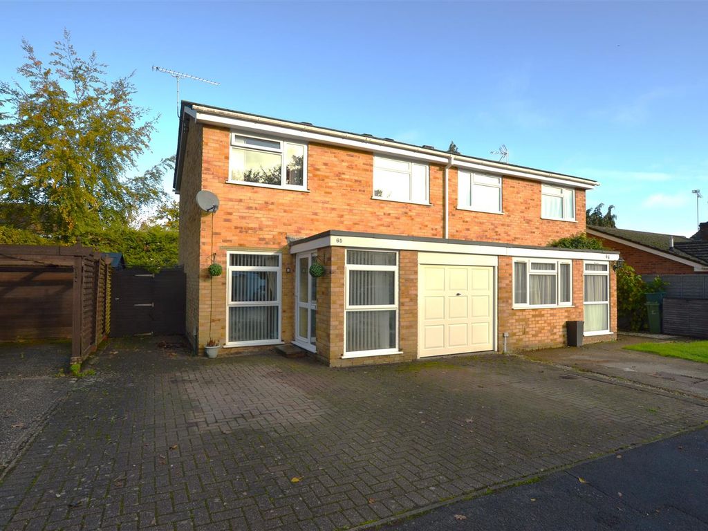 3 bed semidetached house for sale in Holland Gardens, Fleet GU51, £