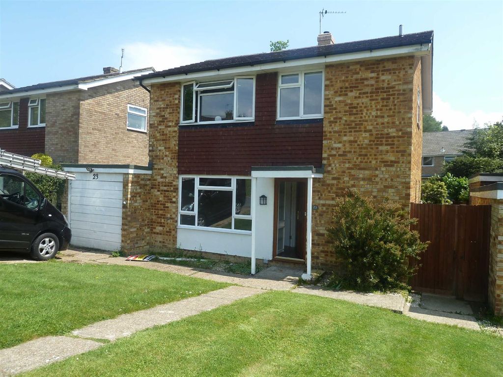 3 bed detached house to rent in Southridge Road, Crowborough TN6, £