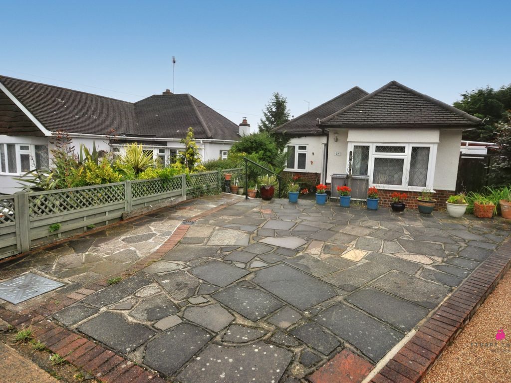 2 bed detached bungalow for sale in Hazel Close, Hadleigh, Benfleet SS7