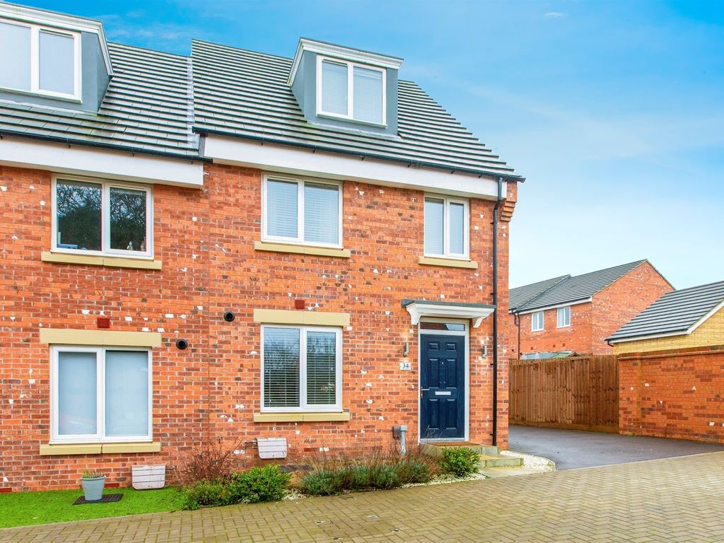 3 bed town house for sale in Swallow Drive, Raunds, Wellingborough NN9
