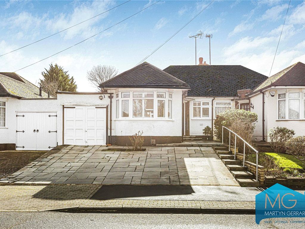 3 bed bungalow for sale in Connaught Avenue, East EN4, £