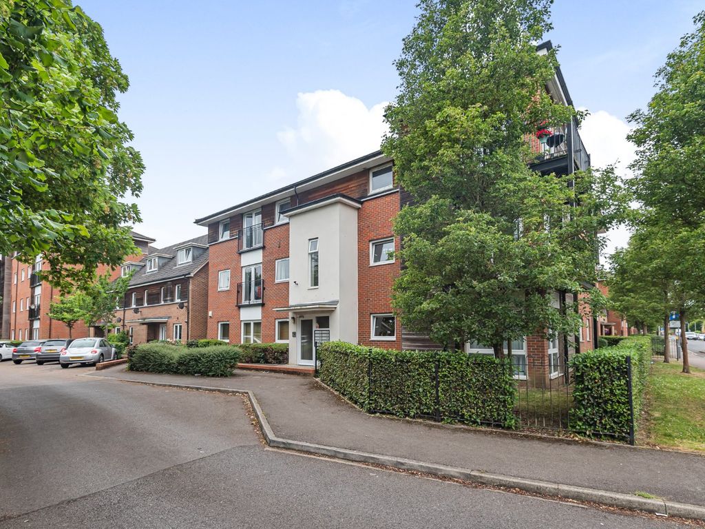 2 bed flat for sale in Meadow Way, Amersham Road, Caversham, Berkshire