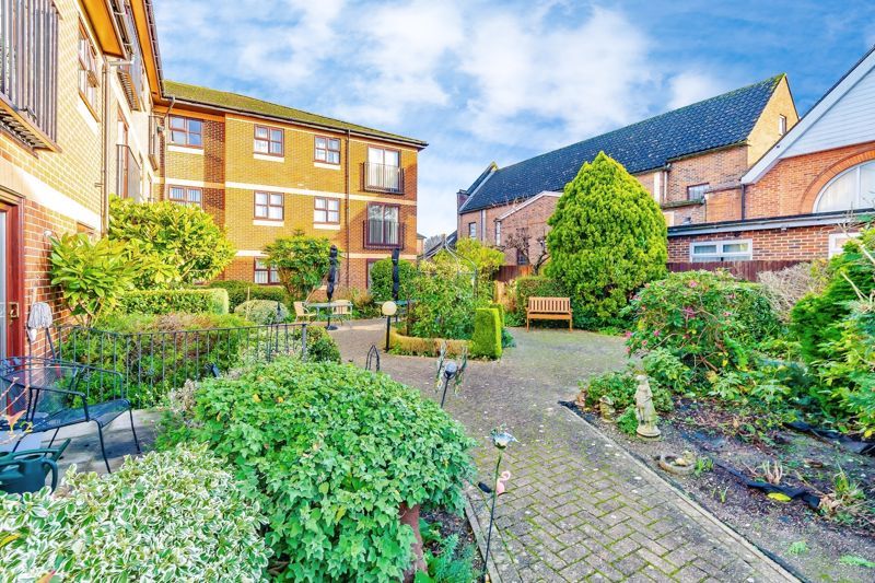 1 bed flat for sale in Magnolia Court, Horley RH6, £100,000 Zoopla