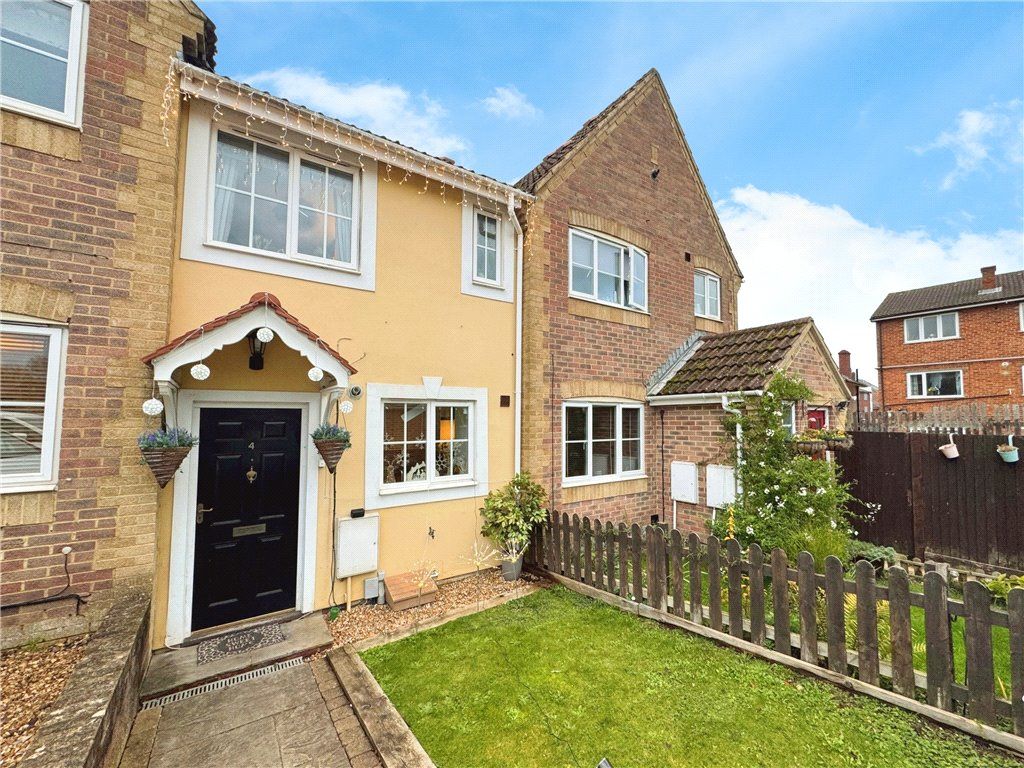 2 bed terraced house for sale in Fontwell Close, Aldershot, Hampshire