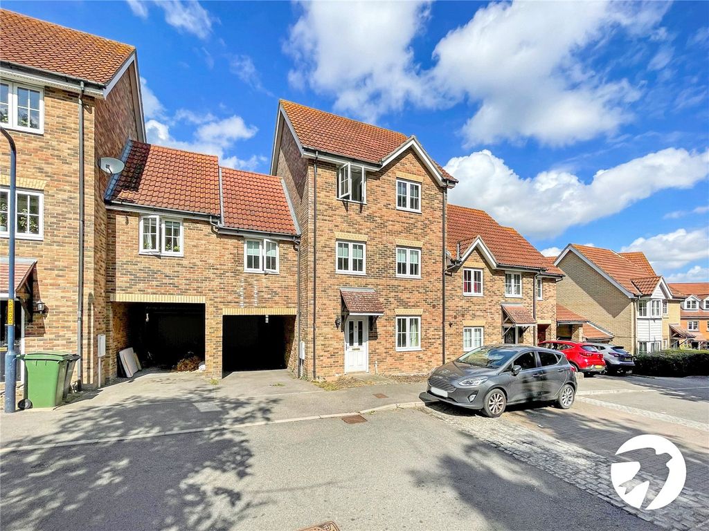 4 bed town house for sale in Passmore Way, Tovil, Maidstone, Kent ME15