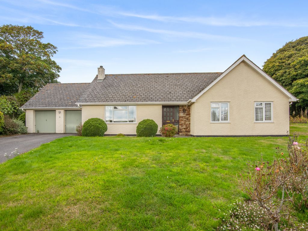 3 bed detached bungalow for sale in Arnolds Close, Kingston