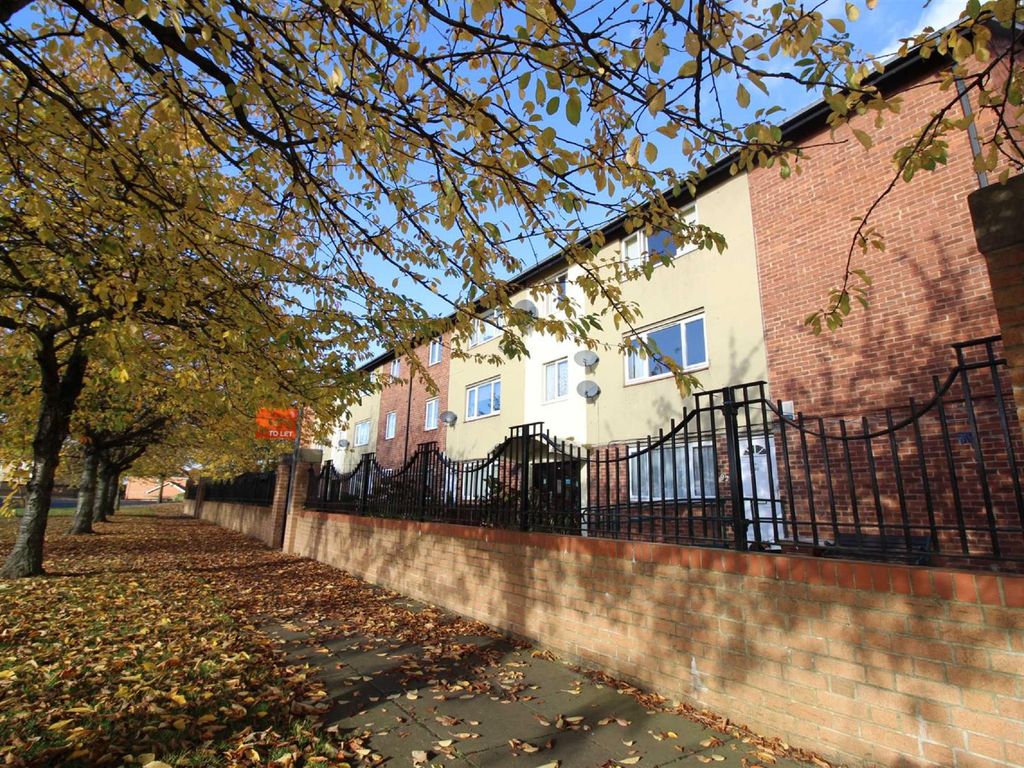 2 bed flat to rent in West Farm Avenue, Longbenton, Newcastle NE12, £