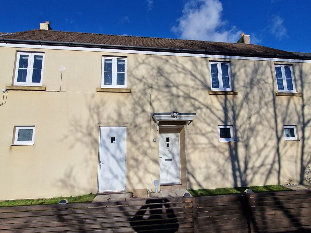 2 bed flat to rent in Morse Road, Norton Fitzwarren, Taunton TA2, £