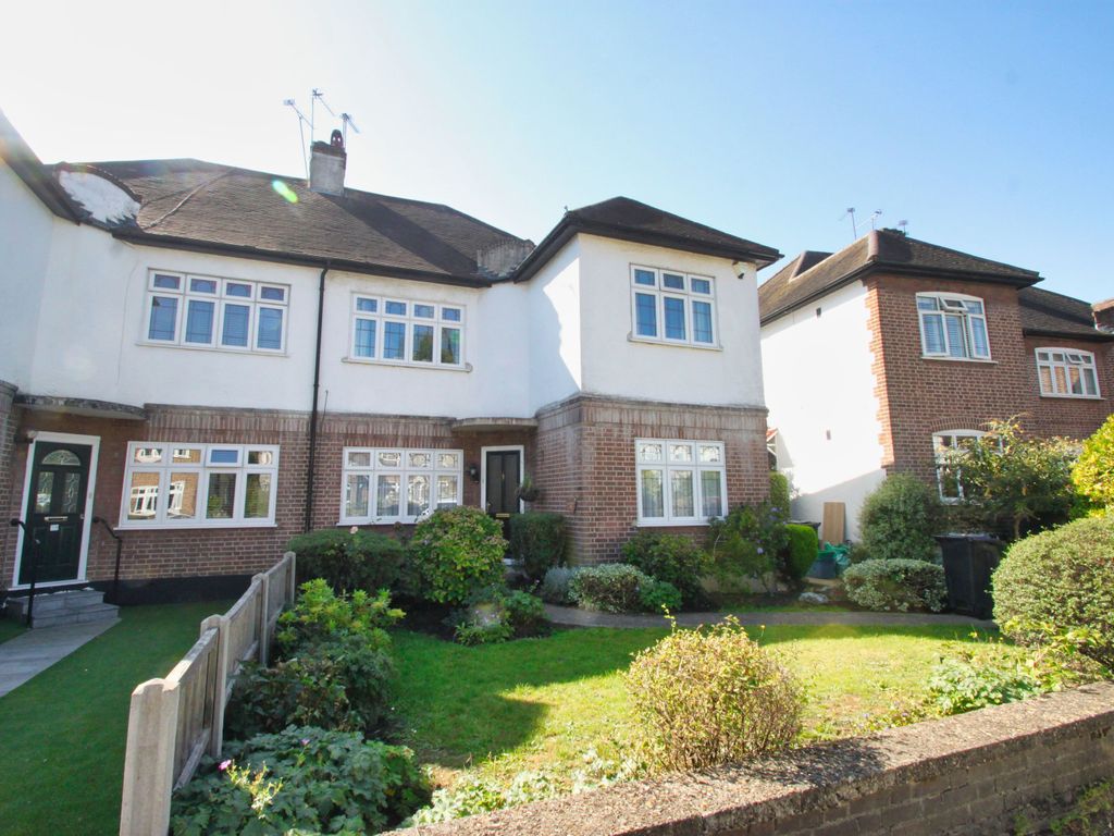 3 bed flat for sale in Beechwood Park, South Woodford E18, £500,000