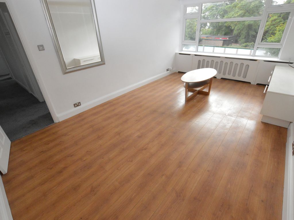 2 bed flat to rent in Sanderstead Road, Sanderstead, South Croydon CR2