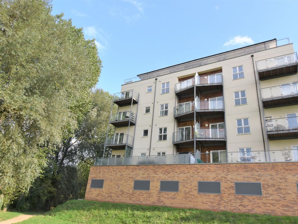 2 bed flat for sale in Kingfisher Close, Warwick CV34, £289,950 Zoopla