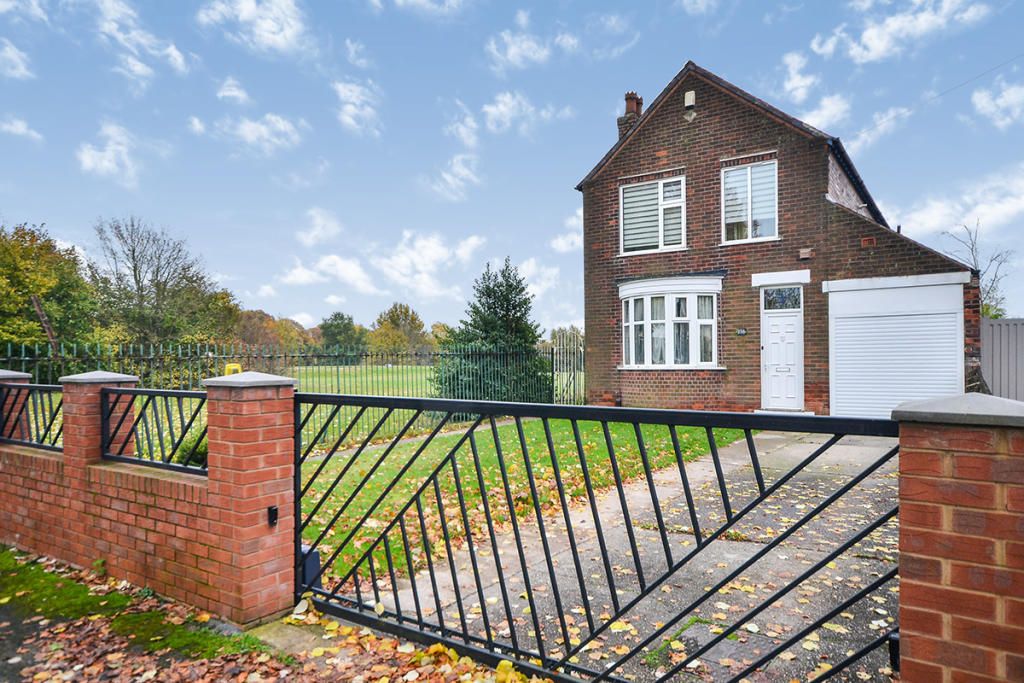 4 bed detached house for sale in Berry Hill Lane, Mansfield